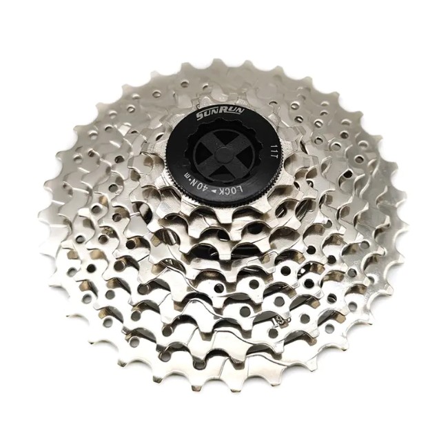 What are the advantages of steel and alloy hybrid materials for mountain bike cassette sprockets in terms of durability and weight?